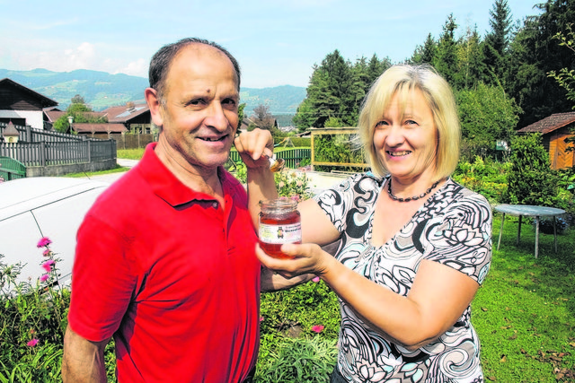 Das schmeckt gut! Auf dem Frühstückstisch von Brigitte und Franz Sniedl darf ein Glas Honig natürlich nicht fehlen