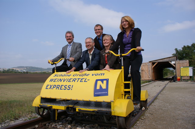 LR Karl Wilfing (li). und GF Gerold Markgraf (mi.) nahmen auf der Draisine-Neu Platz.