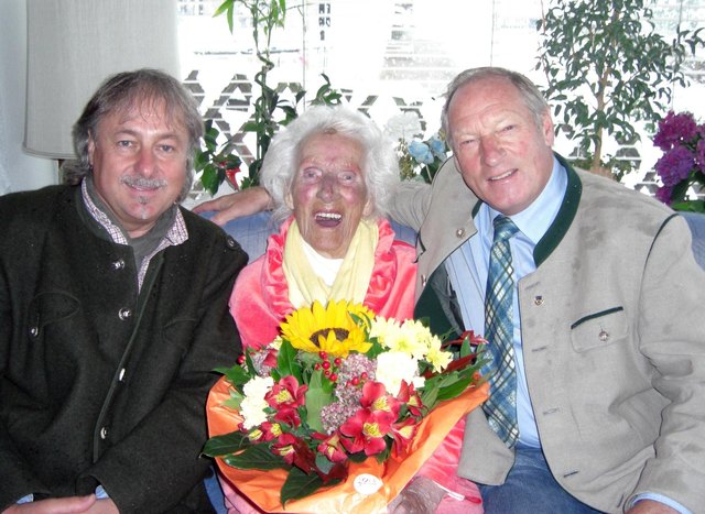 Bgm. Fritz Zettinig (r.) und GV Heinz Hinteregger gratulierten zum 100er. | Foto: Foto: Konrad Rauscher