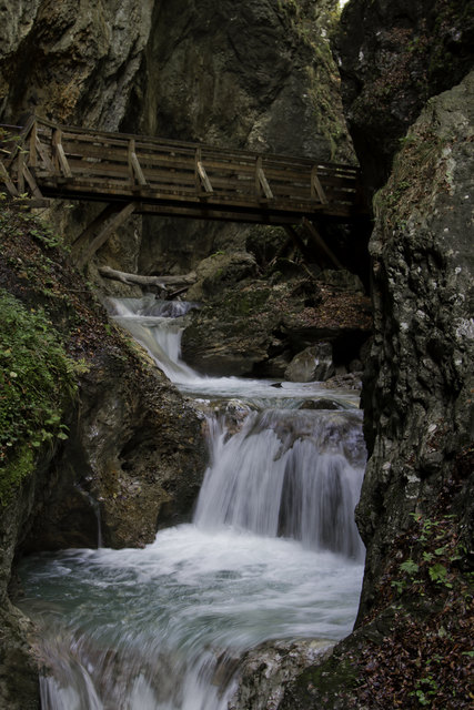 Wasserfälle, Holzstege und in den Felsen geschlagene Galerien