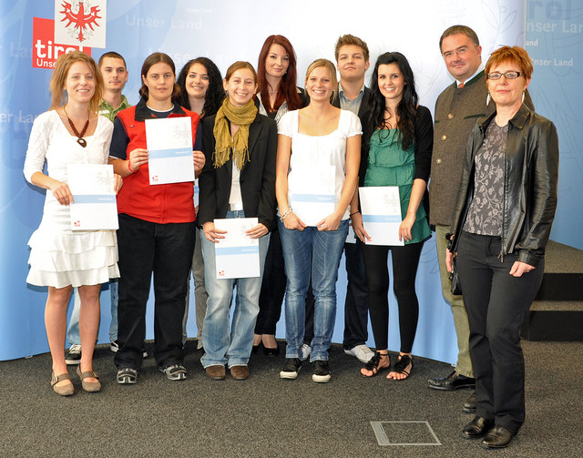 LR Christian Switak und die stellvertretende Direktorin der VHS Christine Bitsche gratulierten den AbsolventInnen der Journalistenakademie (v.l.) Vanessa Schatzer, Patrick Köll, Silvia Winkler, Melanie Haberl, Jasmin Klarica, Lisa Sulzenbacher, Miriam Hotter, Julian Wiederin und Melanie Niendl. | Foto: Land Tirol