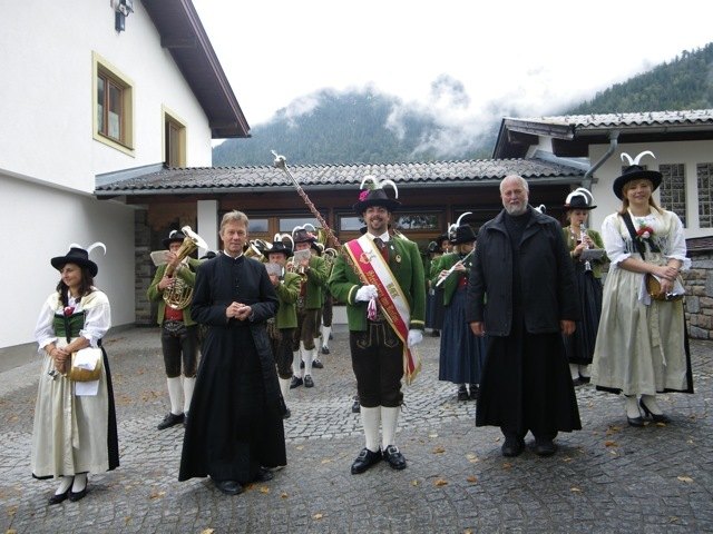 Empfang durch die BMK Steinberg: P. Thomas im Bild rechts, Dekan Auer links im Foto.
Fotonachweis: Chronistin Moser