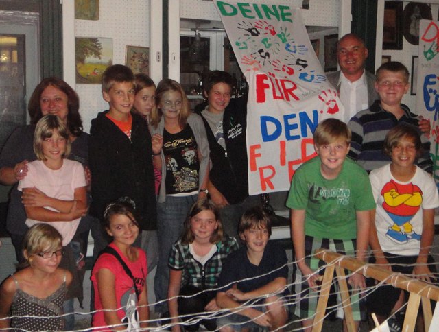 Marianne Zechner und Vbgm Gerald Grebenjak mit den jungen ProjektmitarbeiterInnen