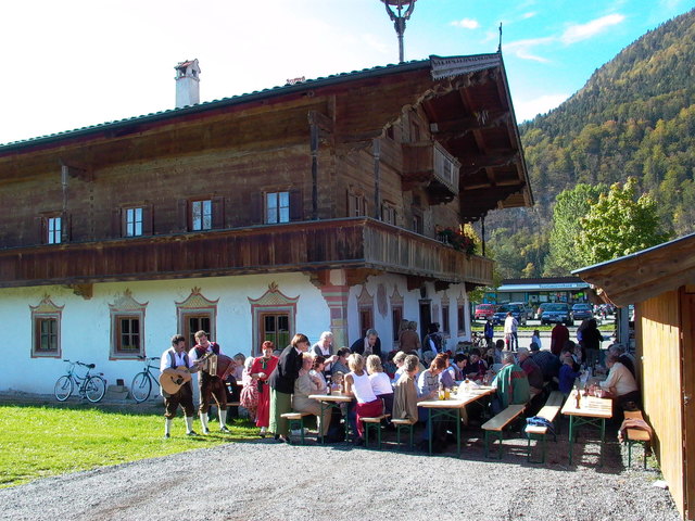 Beim Metzgerhaus in Kirchdorf finden am Samstag, 8. Oktober ab 14 Uhr wieder der beliebte Bauernmarkt und das Angerlfest statt