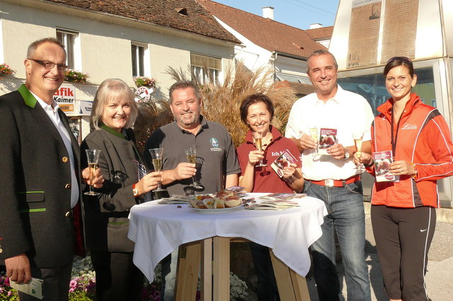 V. l.: Hans Locker (TV-Obm.-Stellvertreter), Anneliese Grabenhofer (WOCHE), Bgm. Herbert Pregartner, ARGE-Sprecherin Karin Ronijak, TV-Obmann Peter Ochensberger und Maria Heuberger.