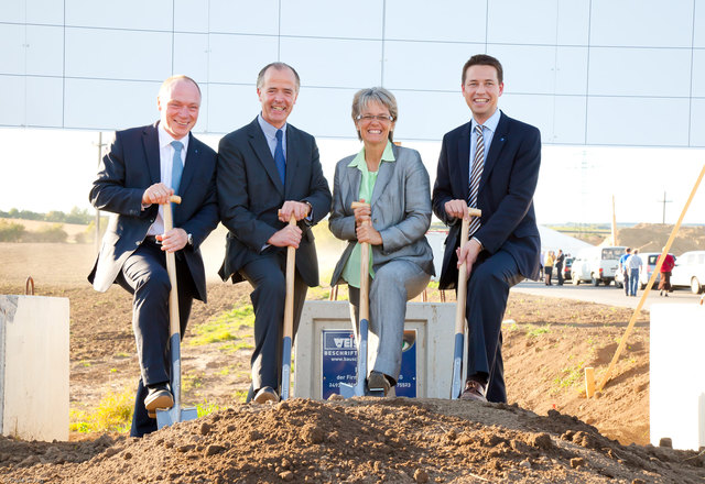 ¶Mit dem Spatenstich der Firma Fertinger erhält der ecoplus-Wirtschaftspark Wolkersdorf abermals „Zuwachs“. Beim Spatenstich (v.l.n.r.): ecolus-Geschäftsführer Helmut Miernicki, Fertinger-Geschäftsführer Veit Schmid–Schmidsfelden, Wirtschaftslandesrätin Petra Bochuslav und der Wolkersdorfer Vizebürgermeister und Landtagsabgeordnete Kut Hackl, der sich ganz besonders über den großen Erfolg des ecoplus-Wirtschaftsparks in seiner Heimatgemeinde freut. Foto: ecoplus