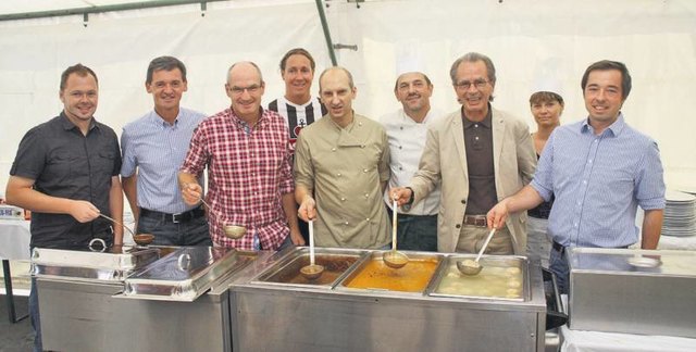 Gulaschverkostung: Alfred Rebernik (2.v.l.), Erwin Klobasa (3.v.l.) und Kurt Deutschmann (2.v.r.) probierten die Gerichte.