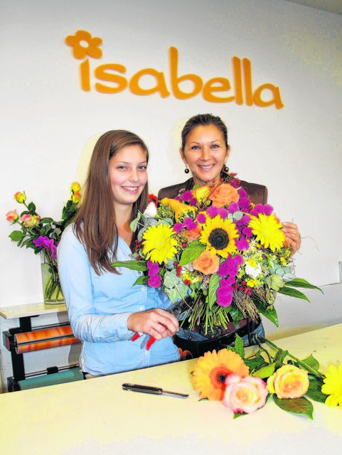 Bei der Ausbildung von Lehrlingen ein gutes Händchen: Isabella Karnell (rechts) mit Melanie Oberländer (17)