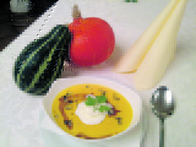 Für Feinschmecker in der Kürbissaison: Eine Kürbiscremesuppe (vier bis fünf Portionen) können Sie ganz leicht zu Hause zubereiten