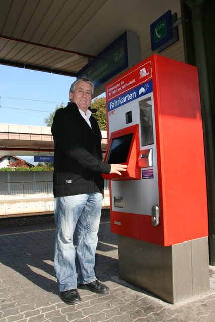 Hans Treiber (hier am Bahnhof in Hallein) kennt sich aus mit Ticketautomaten und alle Themen rund um den öffentlichen Verkehr. Er gibt sein Wissen gerne weiter.