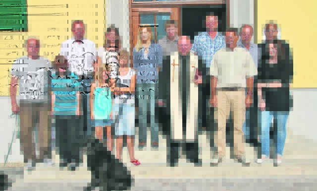 Pfarrer Franz Brei segnete die neu umgebauten und renovierten Wohnungen. Alle neuen Mieter erhielten einen Blumengruß.