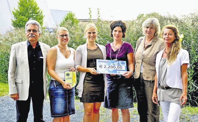 Spende: Die Damen des Lions Club Thermenland übergeben den Scheck an Christine Wassermann (3.v.r.) von Rainbows. | Foto: Foto: KK