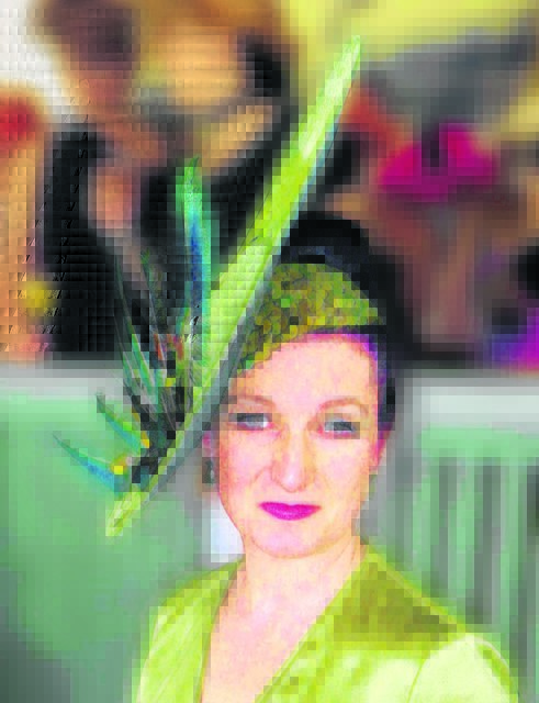 Modellmeisterin Christine Rohr zeigt, dass Mode auch Kopfsache ist.