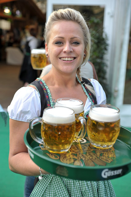 Fesche Wiesn-Kellnerinnen kurbelten den Bierkonsum an.