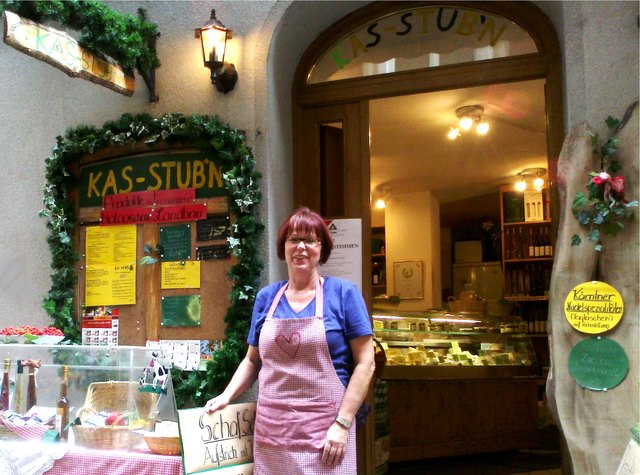 Inge Arch vor ihrer Kas-Stub´n in der Franziskanergasse 3