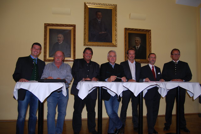 Gerhard Pürstner, Johann Ritz, Josef Muchitsch, Helmut Leitenberger, Guido Jaklitsch, Walter Lesky und Kurt Stessl (v.l.) präsentierten gemeinsame Pläne der Gemeinden Leibnitz und Kaindorf. Foto: Kure