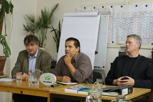 Diskussion im Lokal der Brigittenauer Grünen: Berger (Suchtspielhilfe), Bezirksrat Schall, Ellensohn (Grüne) (v.l.).