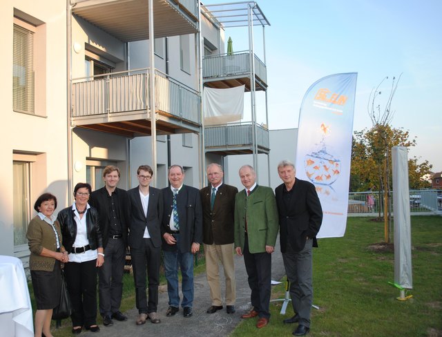 links nach rechts: Gemeinderat Gertrude Offenbacher, Vizebürgermeisterin Anna Baier, Architekten DI Markus Bogensberger und DI Emilio Hauer, GF der SG.ELIN Peter Rudolf DI Klaus Mayr und sowie Bürgermeister Helmut Kienreich mit Landesrat Johann Seitinger beim „Housewarming“ in der Franz Bruckner Gasse.
