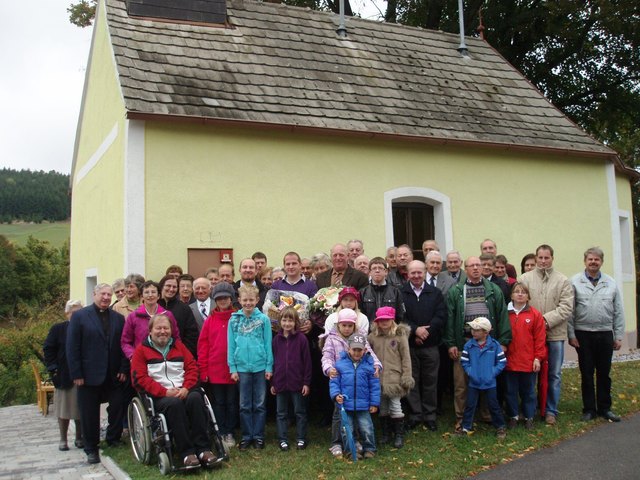 Die Teilnehmer am Festakt, darunter Pfarrer Kons.Rat P. MMag. Norbert Buhl, Vizebürgermeister Reinhard Steindl, Ortsvorsteher Manfred Öttl, Dorferneuerungsverein-Obmann Andreas Steyrer.