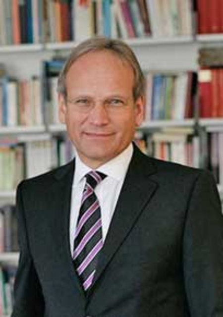 geb. 19.11.1952 in Gmünd/Kärnten
Studium der Theologie in Wien und Rom
1979 - 2001 Seelsorger in der Diözese Gurk-Klagenfurt
1991 - 1996 Lehranalyse bei Erwin Ringel und Ausbildung
zum Psychotherapeuten (Individualpsychologie) in Wien
Seit 1996 Psychotherapeut in freier Praxis in Wien
2003 Verzicht auf den Dienst im Rahmen der kirchlichen Seelsorge
Vorträge und Seminare zu Fragen von Lebensqualität und seelischer Gesundheit
Freier Mitarbeiter des ORF