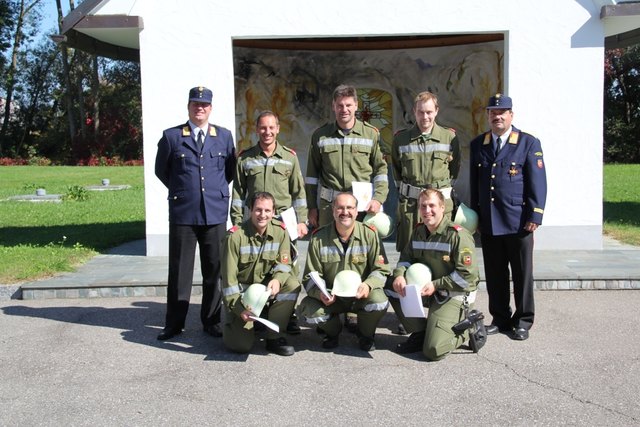 Es gratulierten Klaus Tschabuschnig (LVF Kärnten; l. hinten) und LFK-Stv. Hugo Irrasch (r. hinten) den leistungsstarken Männern