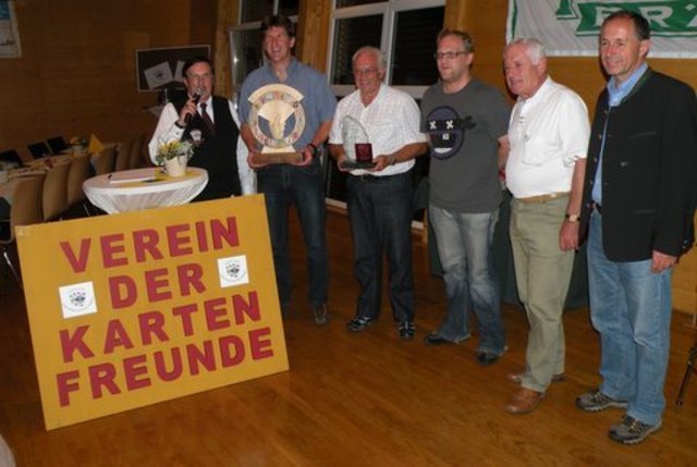 Kartenfreunde-Obmann Andreas Hofer (li.) mit dem Siegerteam von der Gemeinde St. Ulrich (Johann Winkler, Walter Mitterweissacher, Stefan Würtl und Helmut Seidl) sowie Bundesrat Georg Keuschnigg (re.) bei der Siegerehrung vom 2. Gemeinde-Wattertag im Kirchdorfer Dorfsaal