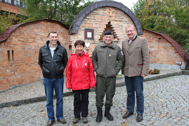 Generalstabschef Othmar Commenda auf Besuch in der Wohlfühlregion Seelentium. V.l.n.r.: Ing.
Alfred Schwarz (Moosdorfer Friedensdialog), Moorführerin Maria Wimmer, Generalleutnant Othmar
Commenda und Bürgermeister Manfred Emersberger. | Foto: freigegeben von Seelentium Pressedienst (Presseaussendung)