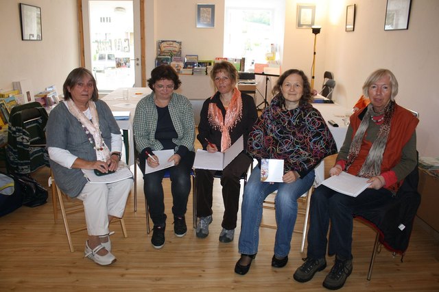 Schreibwerkstatt in Gnas mit Christine Praßl (2.v.l.) und Monika Tieber-Dorneger (2.v.r.) sowie einigen Teilnehmerinnen.
