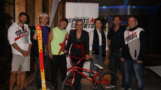 Die Sportprofis zusammen mit NR Carmen Gartelgruber und Bgm. Hedi Wechner (Mitte) und Michael Rumerstorfer (2.v.r.).