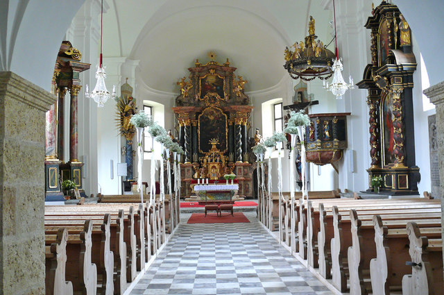 Festlich geschmückt für eine Hochzeit. Das erste Hochzeitsfest nach der Renovierung der Pfarrkirche konnte bereits gefeiert werden.