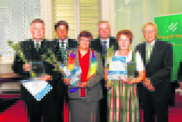 LH Franz Voves und LHStv. Hermann Schützenhöfer gratulierten Maria Knöbl und den weiteren Preisträgern. Foto: LPD/Frankl