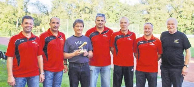 Vergoldet wurde die Stimme von Alois Münzer. Für 25 Jahre Platzsprecher bei der SG Radkersburg gab es das goldene Mikrofon. Foto: KK