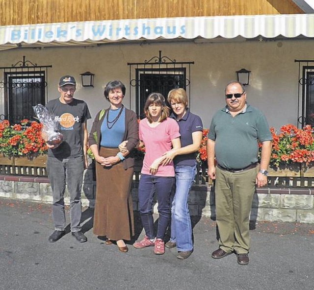 Spendenübergabe von Michael Levasier (l.) und Franz Billek an Monika Brandl (2.v.l.).