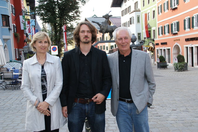 Hannes Köhler (Mi.) mit Kurator Jochen Burger und Stadträtin Barbara Planer.