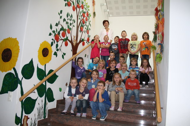 Die Schüler der 1. Klasse der Volksschule Holz in Lendorf mit ihrer Klassenlehrerin Christine Oberlercher