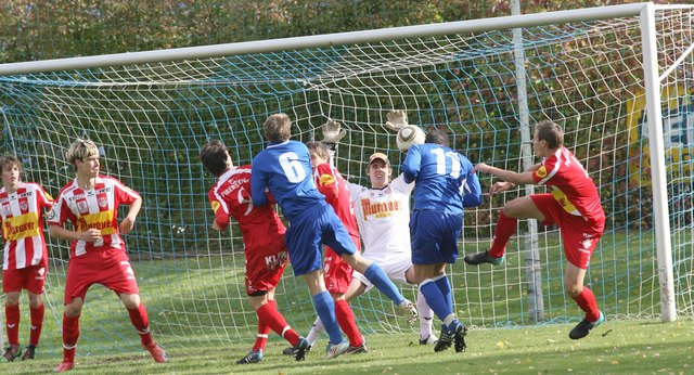 Die Entscheidung: Denis Omanovic (Nr. 11) bezwingt per Kopf Kapfenberg-Torhüter Nicht – Siegestor zum 1:0 für Fohnsdorf.