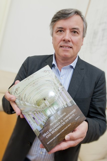 Alles muss raus: Kulturstadtrat Edmund Müller lässt Hunderte Bücher des Grazer Stadtarchivs abverkaufen. „Ich sehe es als kulturpolitischen Auftrag, das wertvolle Wissen, das in diesen Büchern gesammelt ist, zugänglich zu machen“, so Müller. Mangelnder Platz ist wohl aber auch ein Grund ...