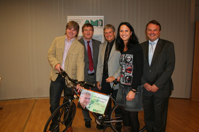 LHStv. Peter Kaiser stellte für das Gewinnspiel am Gesundheitstag der Arbeiterkammer als Hauptpreis ein Fahrrad zur Verfügung. Über den Gewinn freute sich Melanie Linder. Am Foto Kaiser und Linder mit AK-Betriebsrat Horst Hoffmann, AK-Präsident Günther Goach und AK-Direktor Winfried Haider.