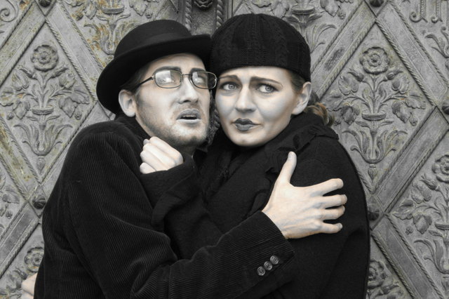 Adam und Eva haben genug von den Menschen und ihren Neurosen. Sie wollen zurück ins Paradies, aber von Gott fehlt jede Spur... Im Bild: Sandra Pascal und Markus Schöttl