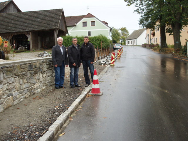Hofrat DI Heinz Schraml, Bürgermeister Andreas Pichler und Straßenmeister OI Peter Heindl (von links) freuten sich über die gelungene Komplettsanierung der Ortsdurchfahrt Lichtenau und der Neugestaltung der Nebenflächen.