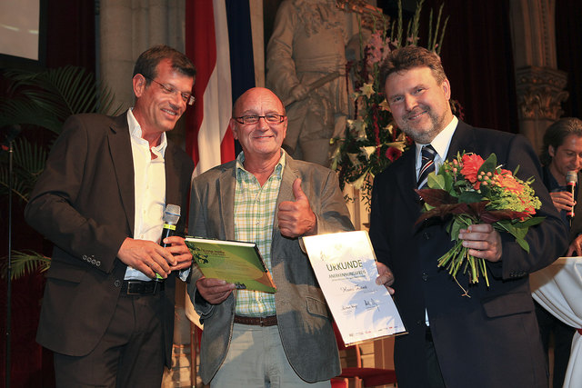 Hoch den grünen Daumen: Hans Zant (M.) erhielt den Anerkennungspreis von Karl Ploberger (l.) und Michael Ludwig.
