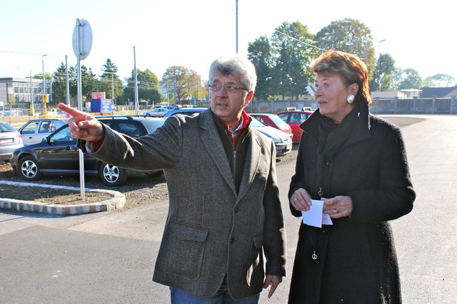 Gerhard Kreminger (MA28) und Bezirksvorsteherin Renate Angerer: "Der neue Gratis-Park&Ride Platz soll vor allem Autofahrern aus dem Raum Schwechat zugute kommen."