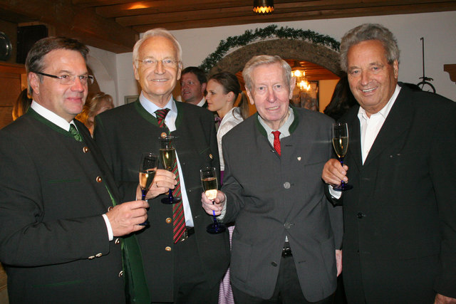 Edmund Stoiber (2.v.l.) feierte kürzlich seinen 70. Geburtstag. Gratulationen gab es von LH Günther Platter, Kramerwirt Hansjörg Kröll und Alt-LH Wendelin Weingartner. | Foto: Tiroler Volkspartei
