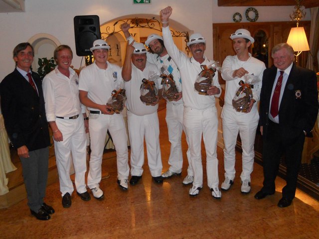 Das jubelnde Waidringer Siegerteam „The Chippendales“ bei der Siegerehrung vom „Martini Gansl Turnier“ mit Vize-Präs. Dr. Franz Pistoja, Manager Gerhard Pühringer und GCC-Präsident Martin Unterrainer am Lärchenhof