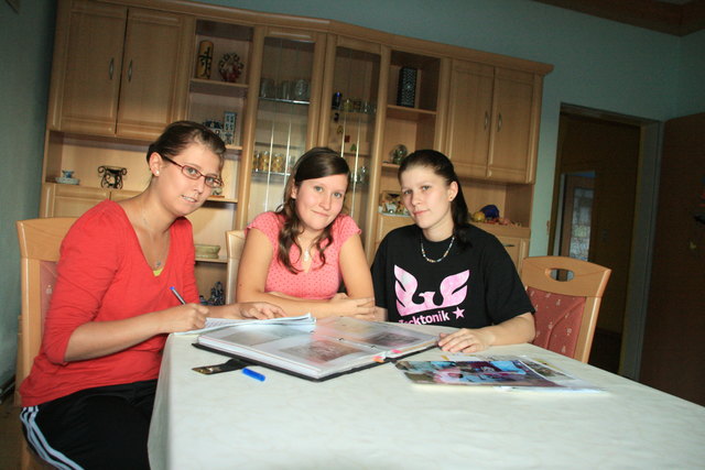 Bei der Ideenfindung: Die Schwestern Vanessa, Jana (amtierende Kinderbürgermeisterin) und Lisa Bayerl.