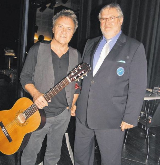 Steuerberater Hans Maier präsentierte bei der „Albatross Art Nacht“ Schauspieler Wolfram Berger, der Karl Valentin vortrug.