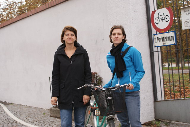 Vor den Eingängen zum Augarten sei es auf dem Geh- und Radweg gefährlich, meinen Tanja Gottsberger (l.) und Elke Ziegler.