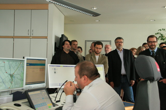 Die Projektmanager durften einen Einblick in die Landeswarnzentrale nehmen.