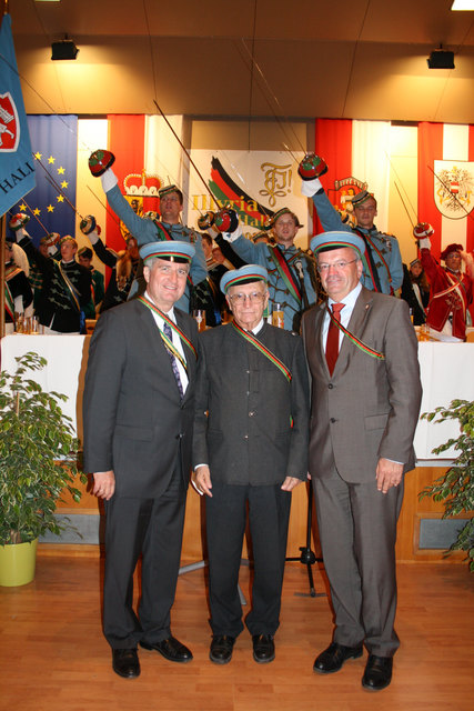 die drei neuen Mitglieder der Halleiner Studentenverbindung „Illyria“ vor der Bühne mit dem Präsidium und Chargierten aus ganz Österreich: v.l. Dr. Georg Zehetmayer, Prof. Willi Sauberer und DI Christian Struber | Foto: Fotograf: Walters, freigegeben von der Katholischen österreichischen Studentenverbindung Illyria Hallein