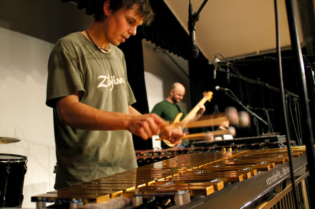 Das Meinhart Trio rockte das Forum: Klaus Fürstner am Schlagzeug, Stefan Padinger am Bass, Raphael Meinhart an der Marimba.